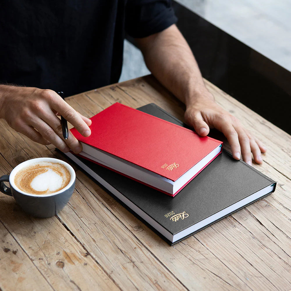 લેટ્સ ઓફ લંડન સ્ટાન્ડર્ડ A4 ડે ટુ પેજ ડાયરી 2022 - બ્લેક