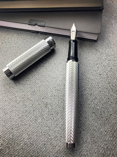 कॉंकलिन हेरिंगबोन सिग्नेचर सिल्वर फाउंटेन पेन